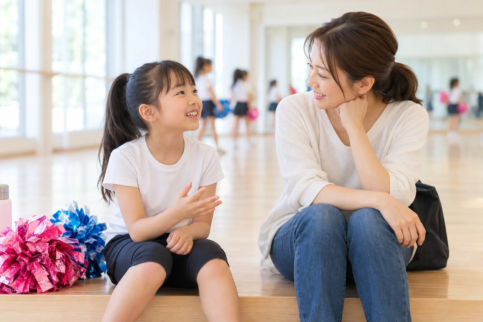 チアの練習後に親子で笑顔で話す様子